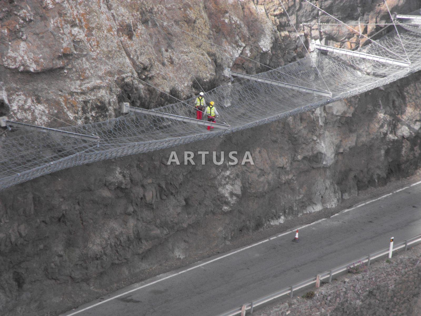 Site crew on ropes during mesh laying
