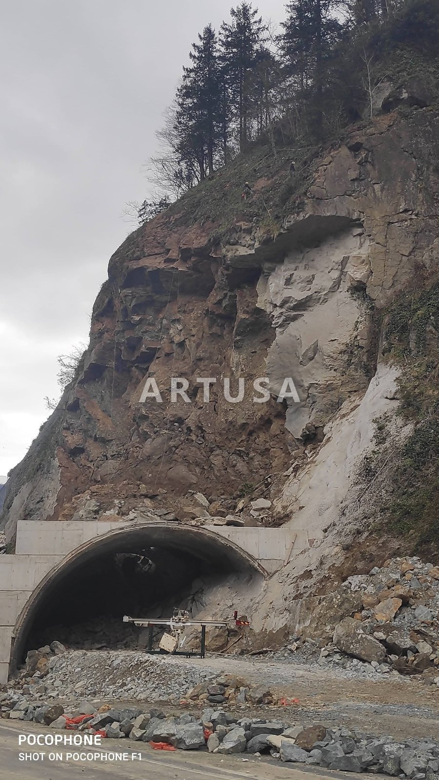 Mesh above a tunnel portal