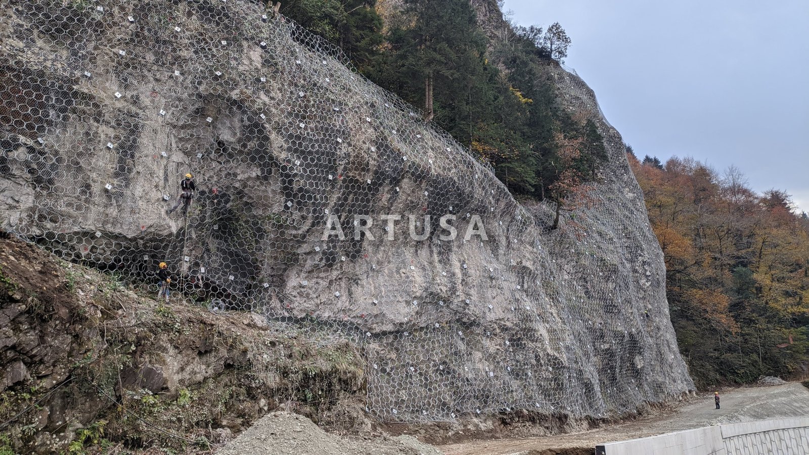 Rock face stabilization above a tunnel portal